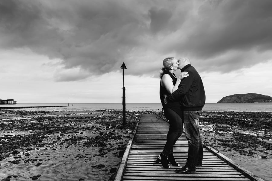 kissing on a jetty
