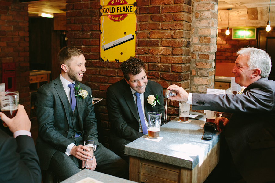 wedding photography at Manchester art gallery